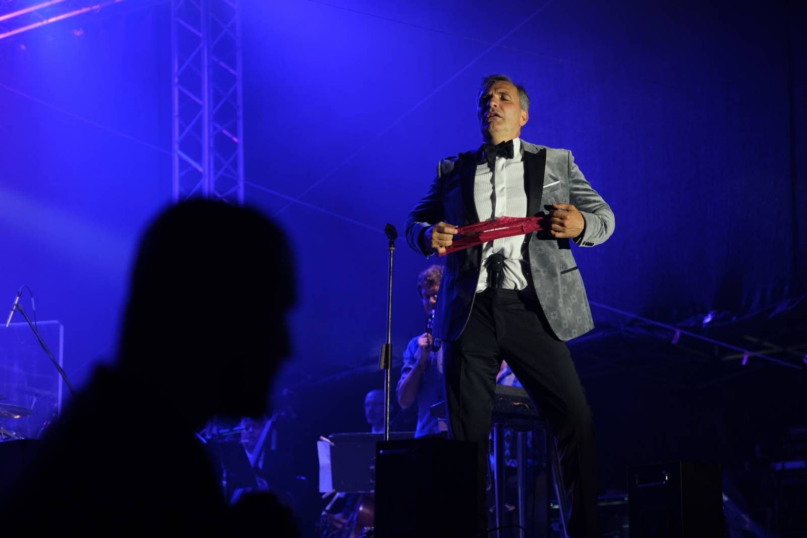 Mezinárodní filmový festival v Karlových Varech byl zahájen. První den zahráli Mig 21 nebo Aneta Langerová