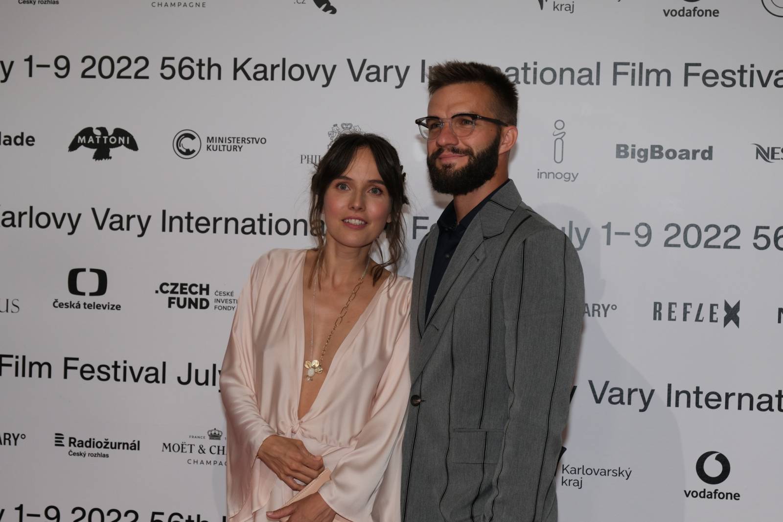 Mezinárodní filmový festival v Karlových Varech byl zahájen. První den zahráli Mig 21 nebo Aneta Langerová