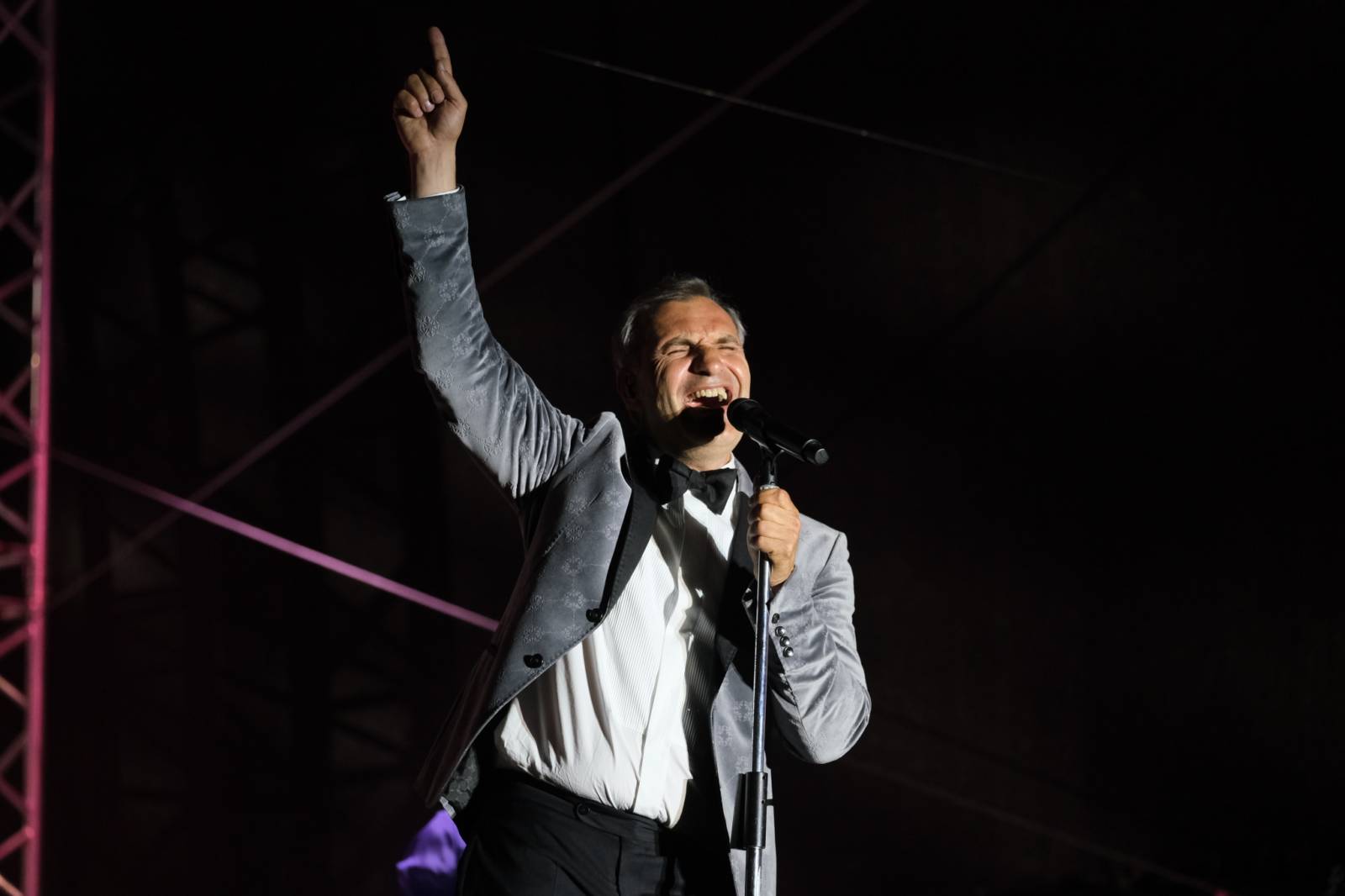 Mezinárodní filmový festival v Karlových Varech byl zahájen. První den zahráli Mig 21 nebo Aneta Langerová