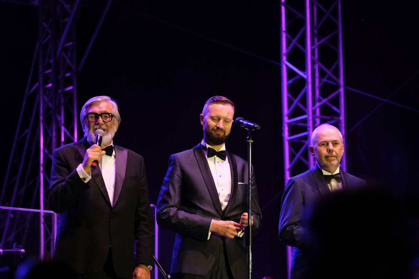 Mezinárodní filmový festival v Karlových Varech byl zahájen. První den zahráli Mig 21 nebo Aneta Langerová