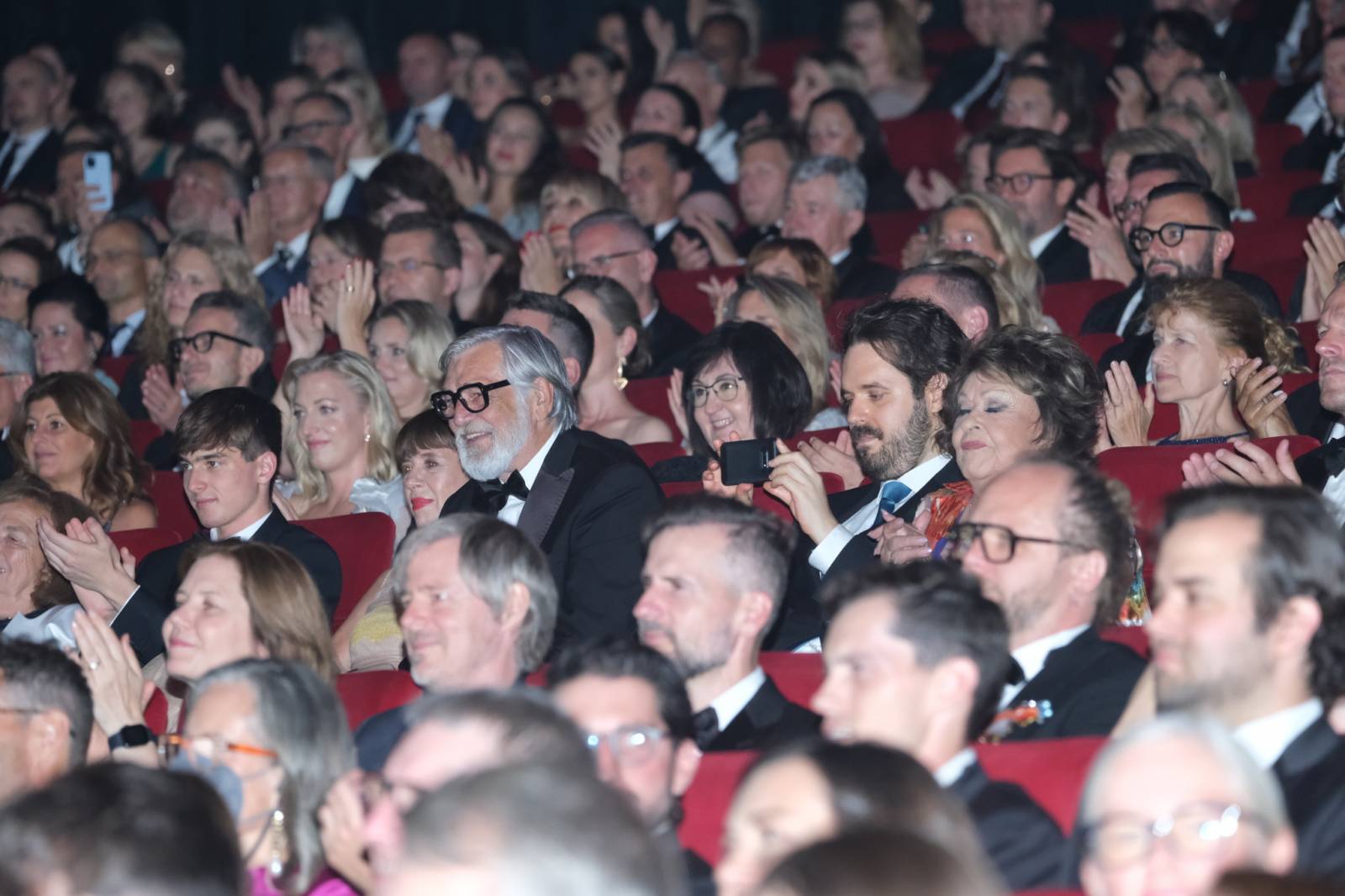 Mezinárodní filmový festival v Karlových Varech byl zahájen. První den zahráli Mig 21 nebo Aneta Langerová