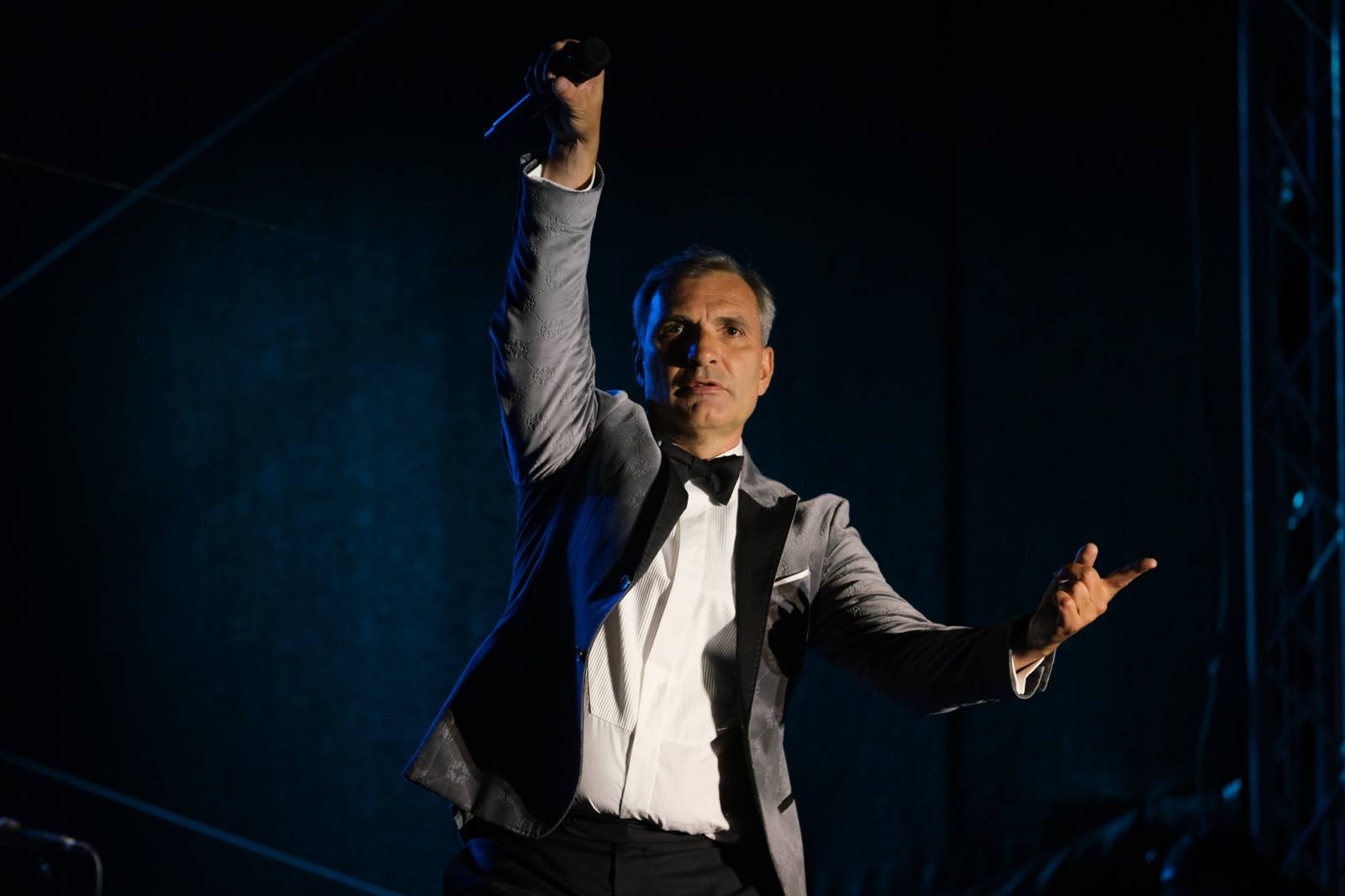 Mezinárodní filmový festival v Karlových Varech byl zahájen. První den zahráli Mig 21 nebo Aneta Langerová