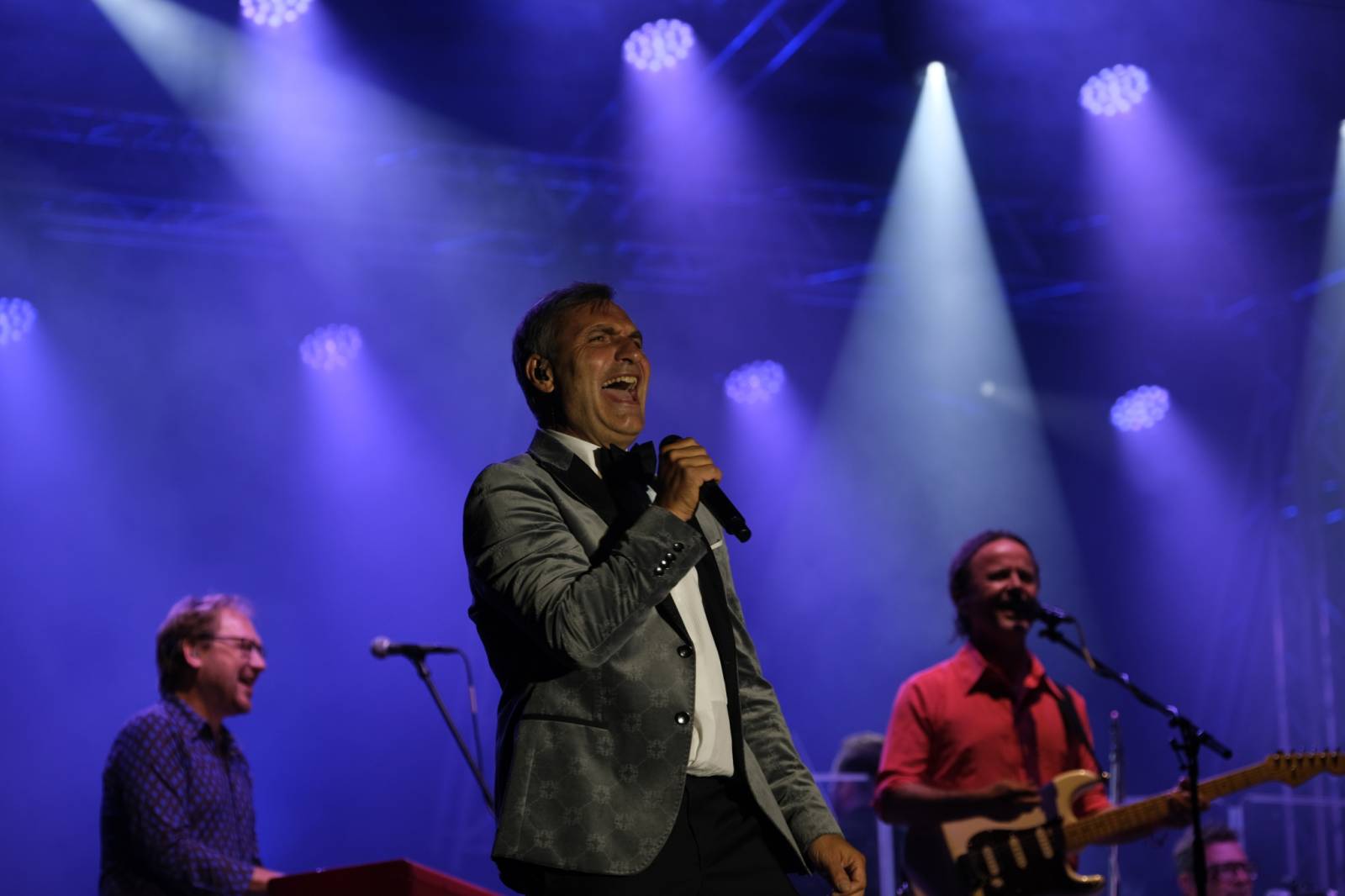 Mezinárodní filmový festival v Karlových Varech byl zahájen. První den zahráli Mig 21 nebo Aneta Langerová