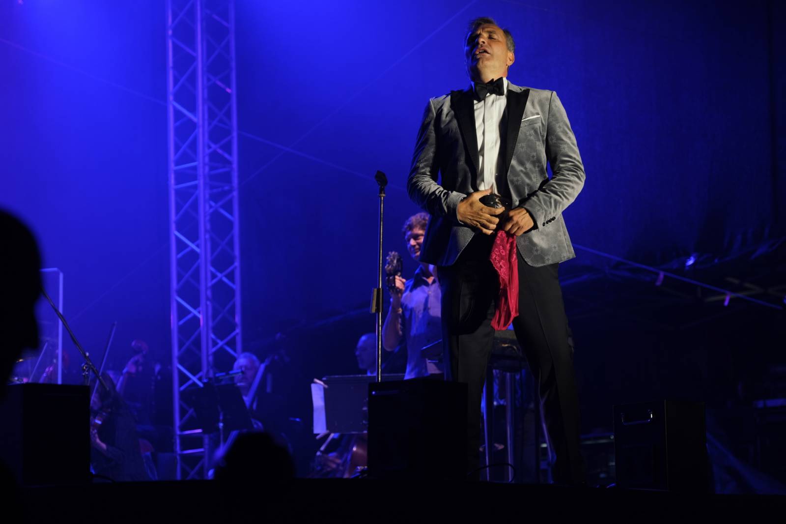 Mezinárodní filmový festival v Karlových Varech byl zahájen. První den zahráli Mig 21 nebo Aneta Langerová