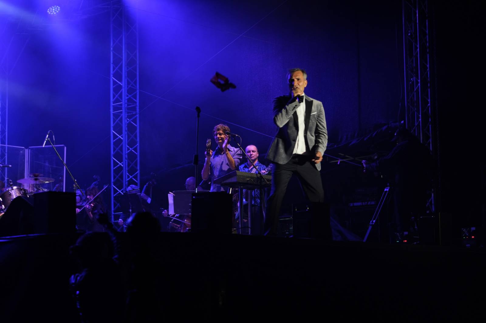 Mezinárodní filmový festival v Karlových Varech byl zahájen. První den zahráli Mig 21 nebo Aneta Langerová