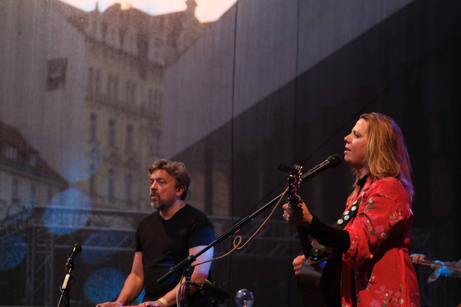 Mezinárodní filmový festival v Karlových Varech byl zahájen. První den zahráli Mig 21 nebo Aneta Langerová