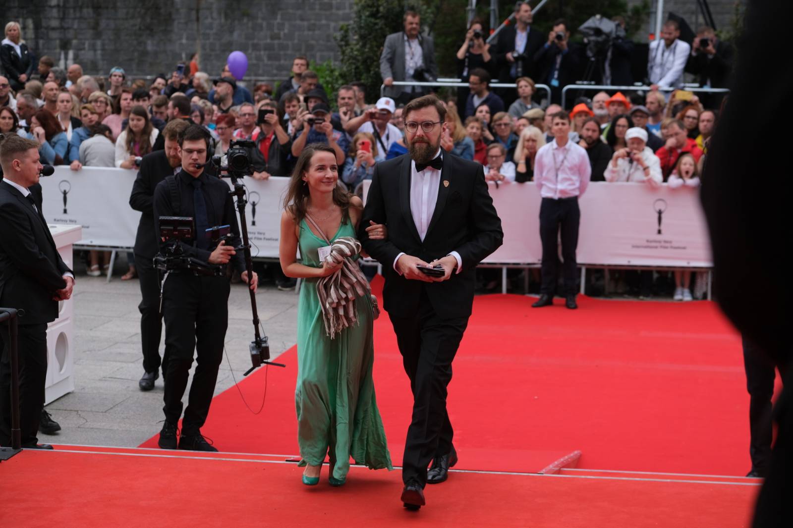 Mezinárodní filmový festival v Karlových Varech byl zahájen. První den zahráli Mig 21 nebo Aneta Langerová