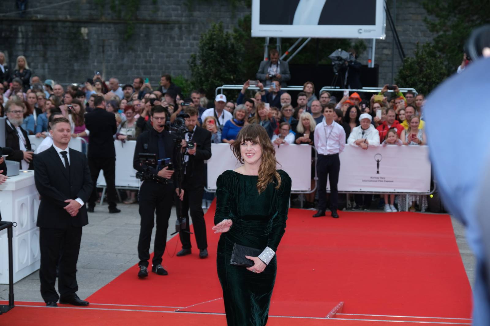 Mezinárodní filmový festival v Karlových Varech byl zahájen. První den zahráli Mig 21 nebo Aneta Langerová