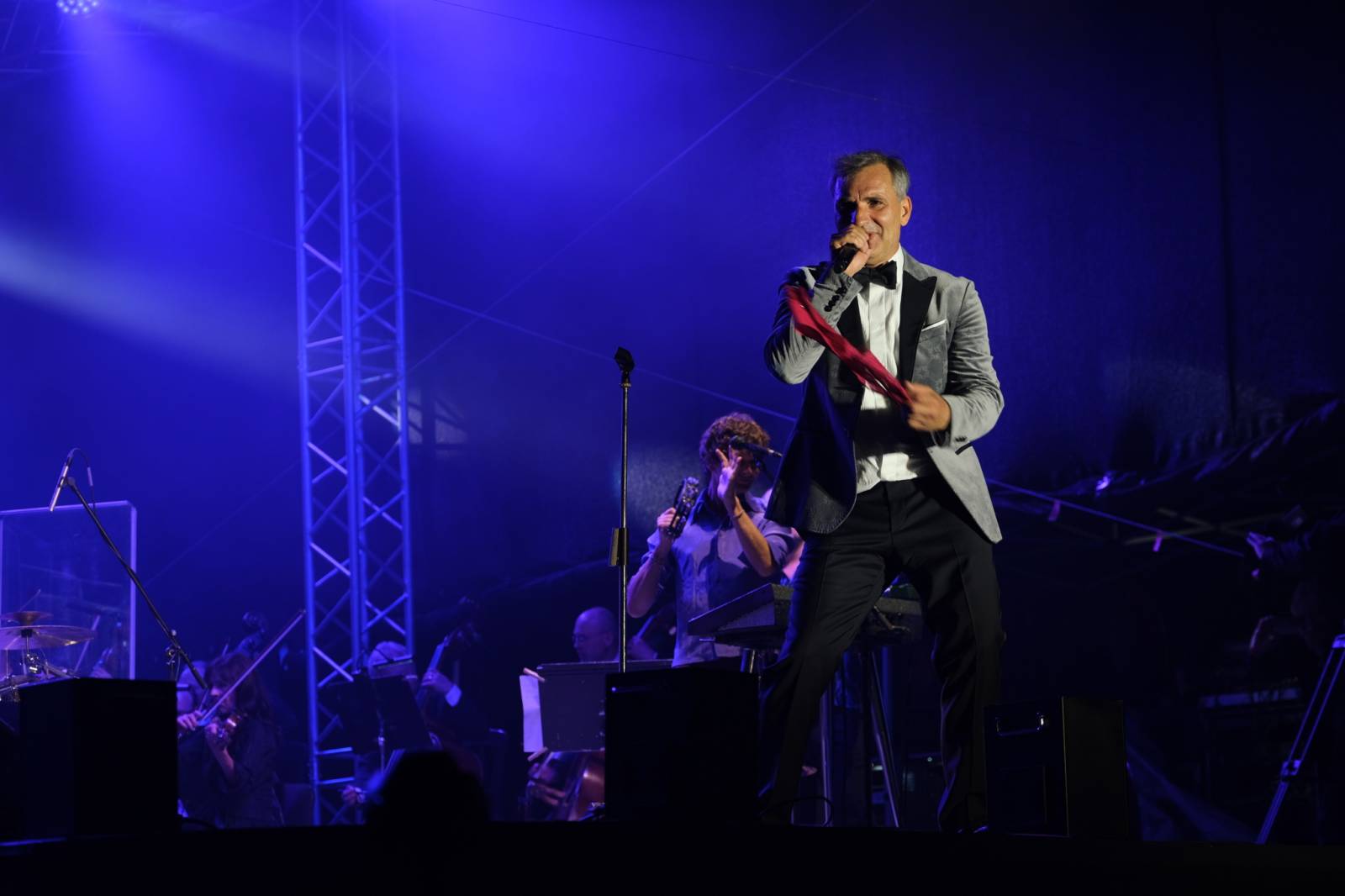 Mezinárodní filmový festival v Karlových Varech byl zahájen. První den zahráli Mig 21 nebo Aneta Langerová