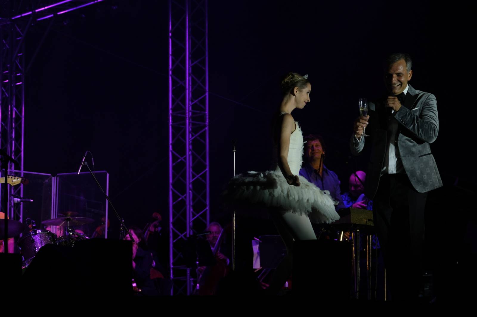 Mezinárodní filmový festival v Karlových Varech byl zahájen. První den zahráli Mig 21 nebo Aneta Langerová