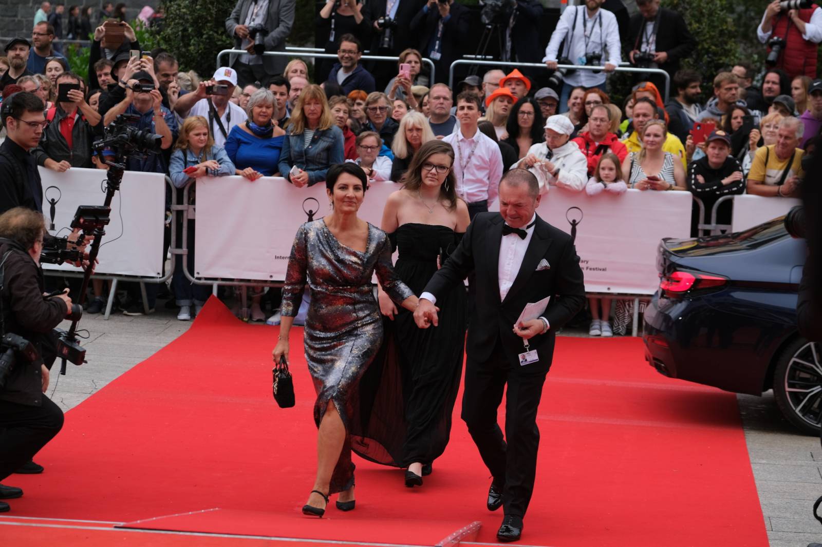 Mezinárodní filmový festival v Karlových Varech byl zahájen. První den zahráli Mig 21 nebo Aneta Langerová