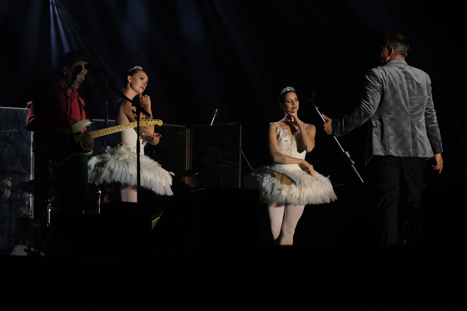 Mezinárodní filmový festival v Karlových Varech byl zahájen. První den zahráli Mig 21 nebo Aneta Langerová