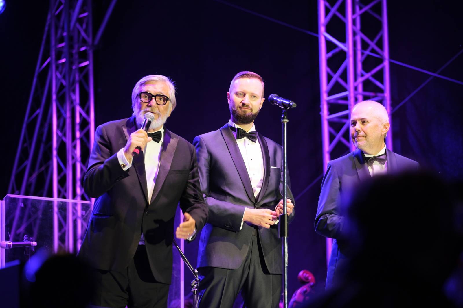 Mezinárodní filmový festival v Karlových Varech byl zahájen. První den zahráli Mig 21 nebo Aneta Langerová