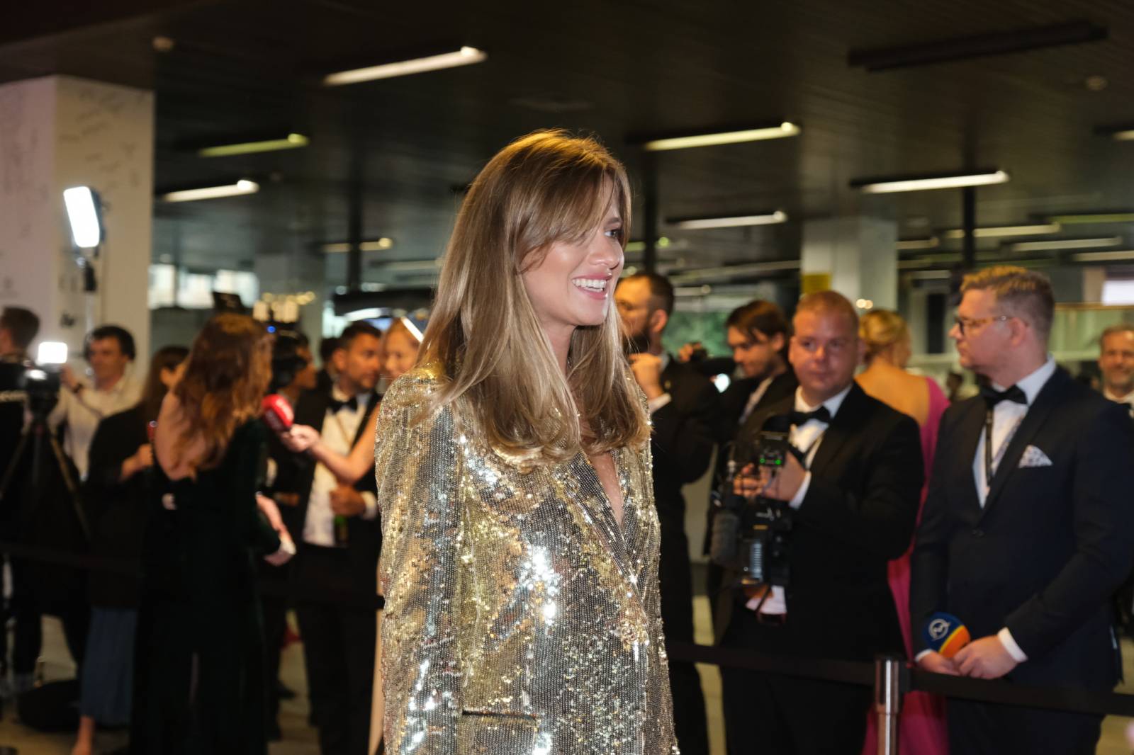 Mezinárodní filmový festival v Karlových Varech byl zahájen. První den zahráli Mig 21 nebo Aneta Langerová