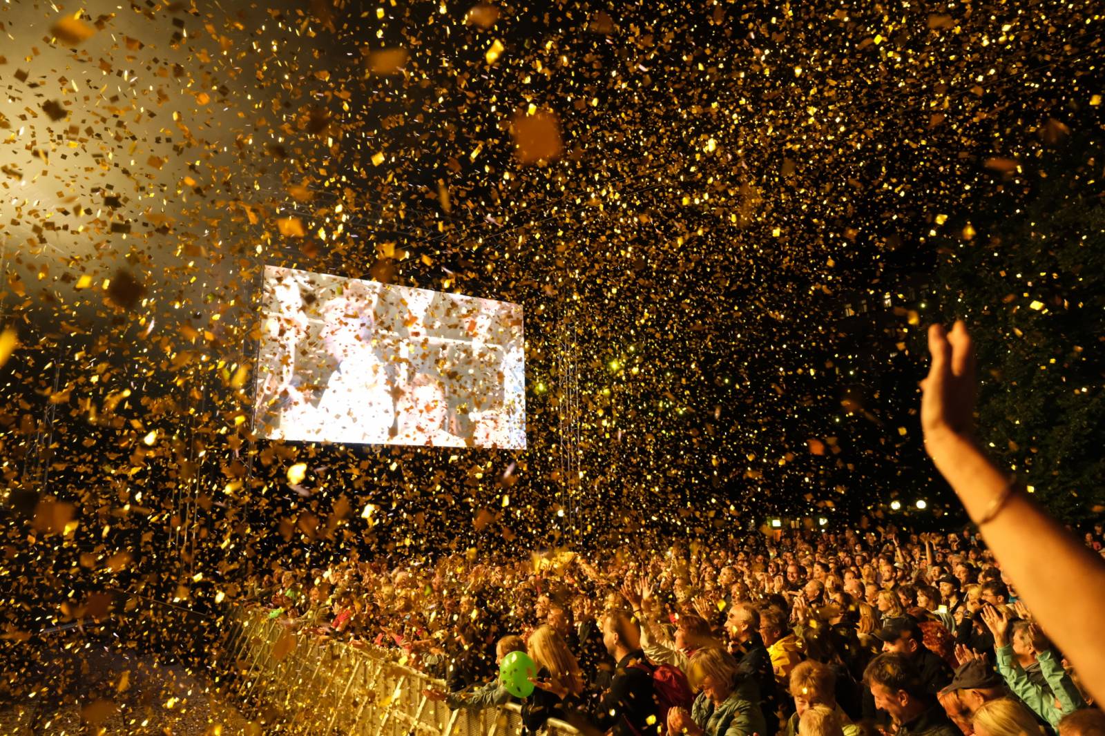 Mezinárodní filmový festival v Karlových Varech byl zahájen. První den zahráli Mig 21 nebo Aneta Langerová
