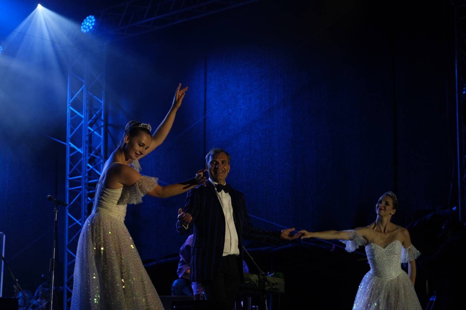 Mezinárodní filmový festival v Karlových Varech byl zahájen. První den zahráli Mig 21 nebo Aneta Langerová