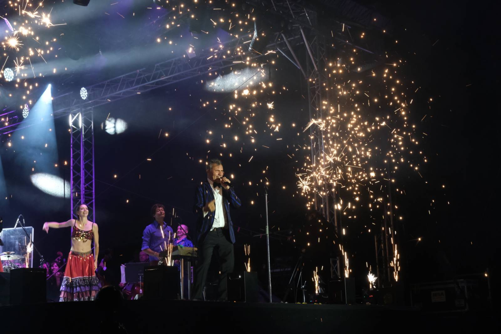 Mezinárodní filmový festival v Karlových Varech byl zahájen. První den zahráli Mig 21 nebo Aneta Langerová