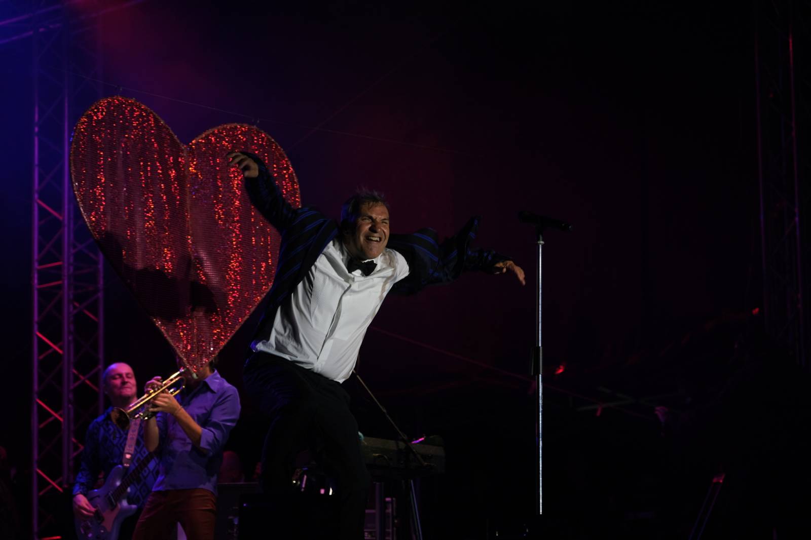 Mezinárodní filmový festival v Karlových Varech byl zahájen. První den zahráli Mig 21 nebo Aneta Langerová