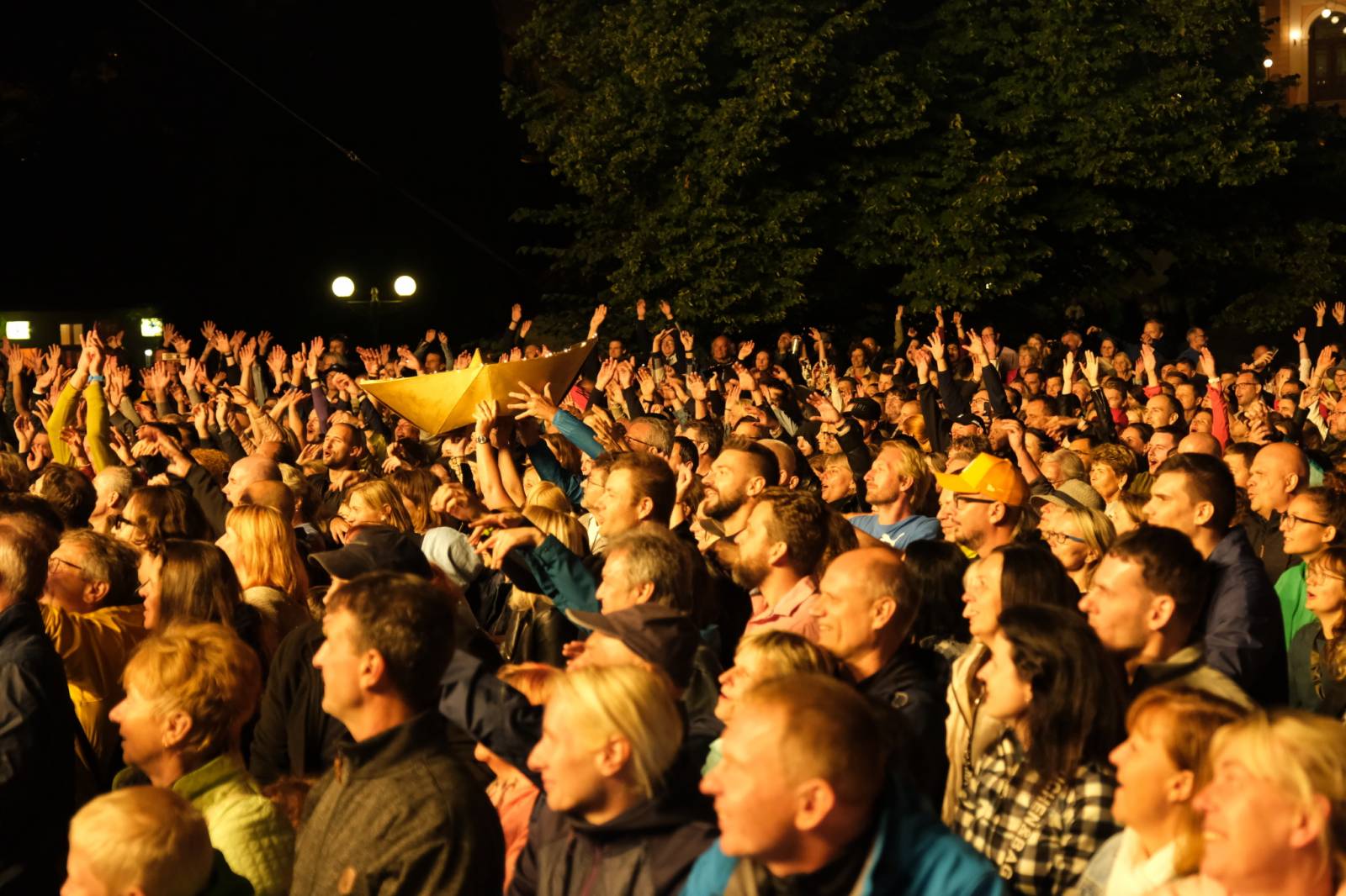 Mezinárodní filmový festival v Karlových Varech byl zahájen. První den zahráli Mig 21 nebo Aneta Langerová