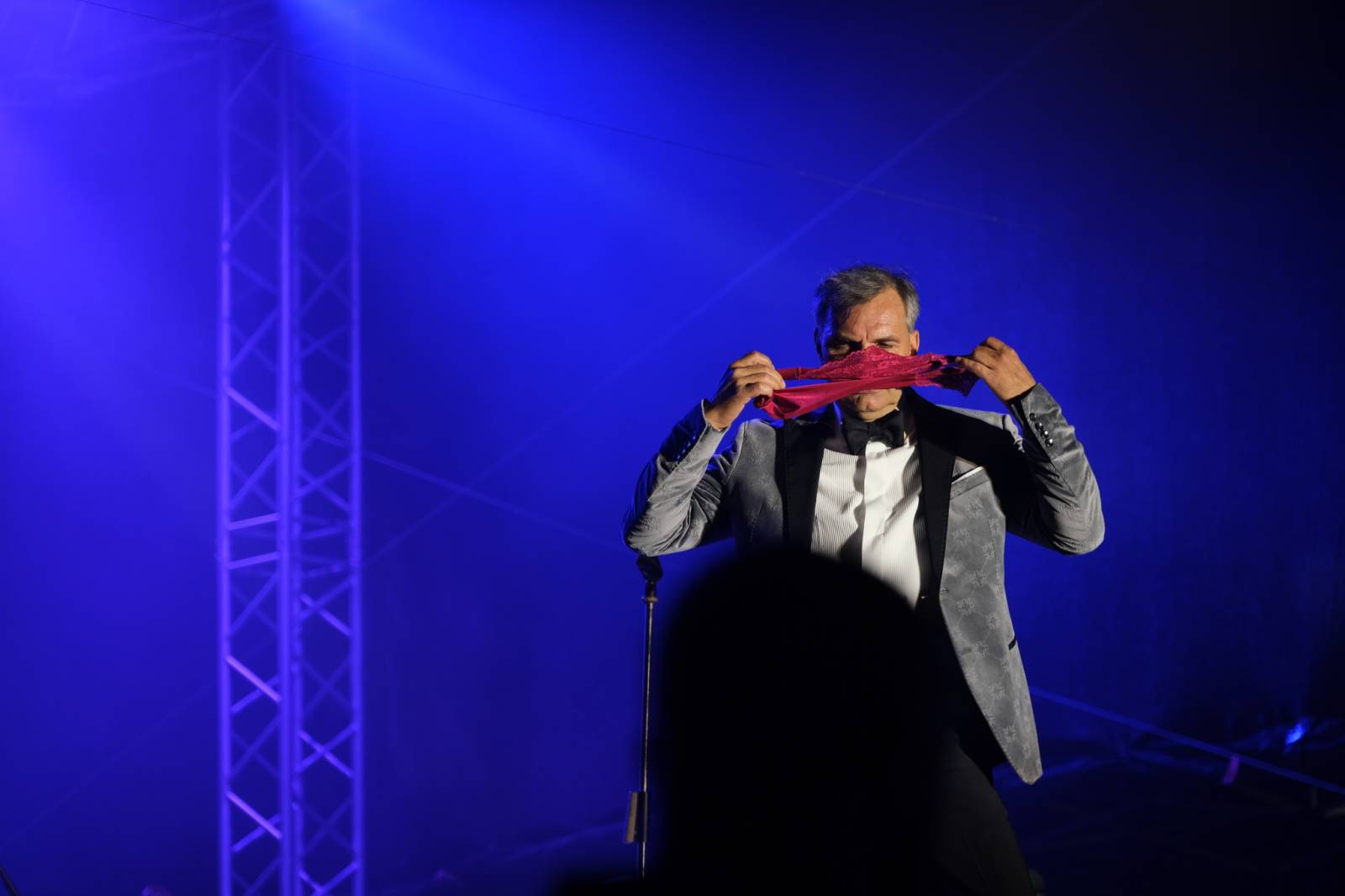 Mezinárodní filmový festival v Karlových Varech byl zahájen. První den zahráli Mig 21 nebo Aneta Langerová