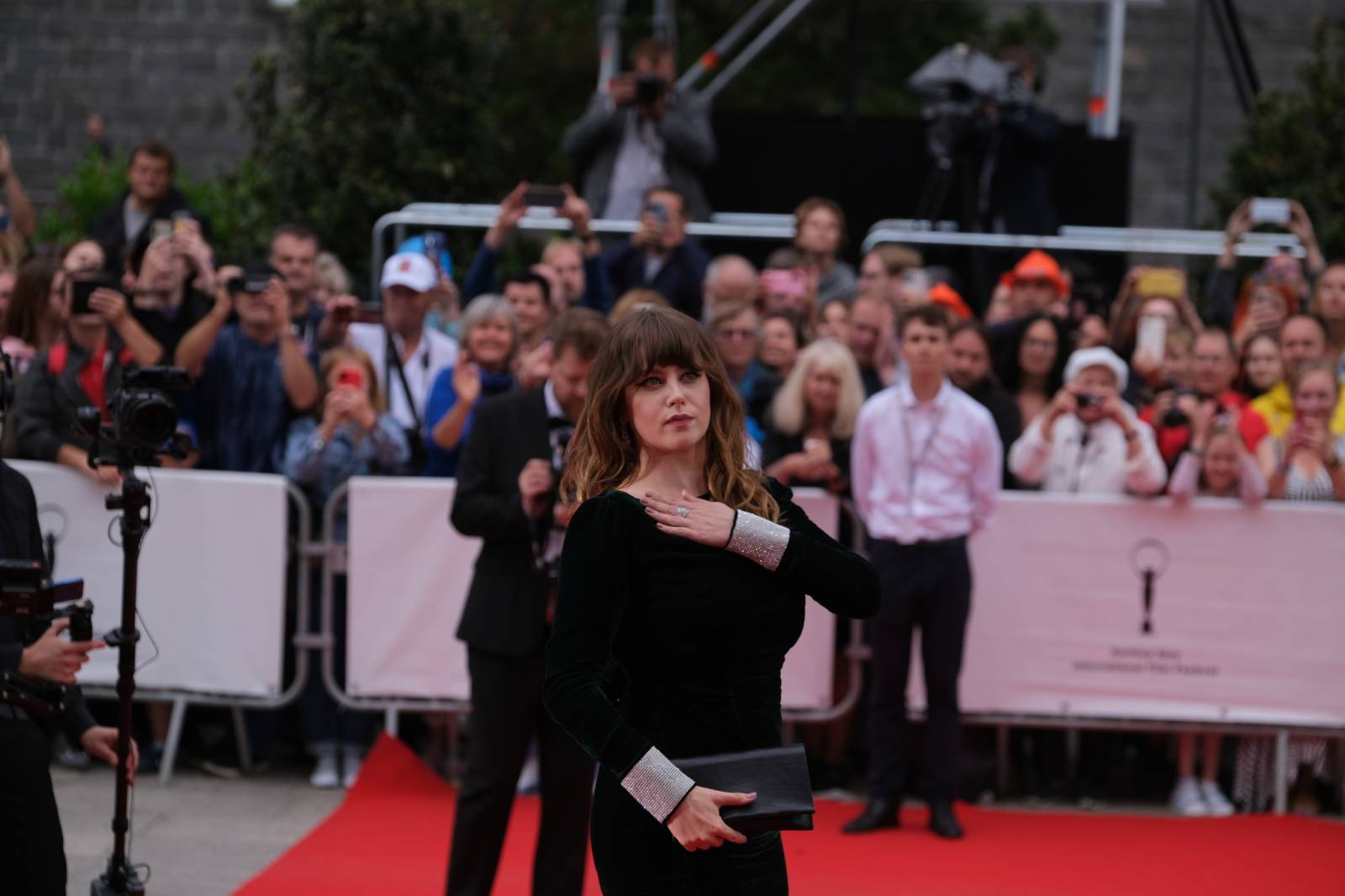 Mezinárodní filmový festival v Karlových Varech byl zahájen. První den zahráli Mig 21 nebo Aneta Langerová