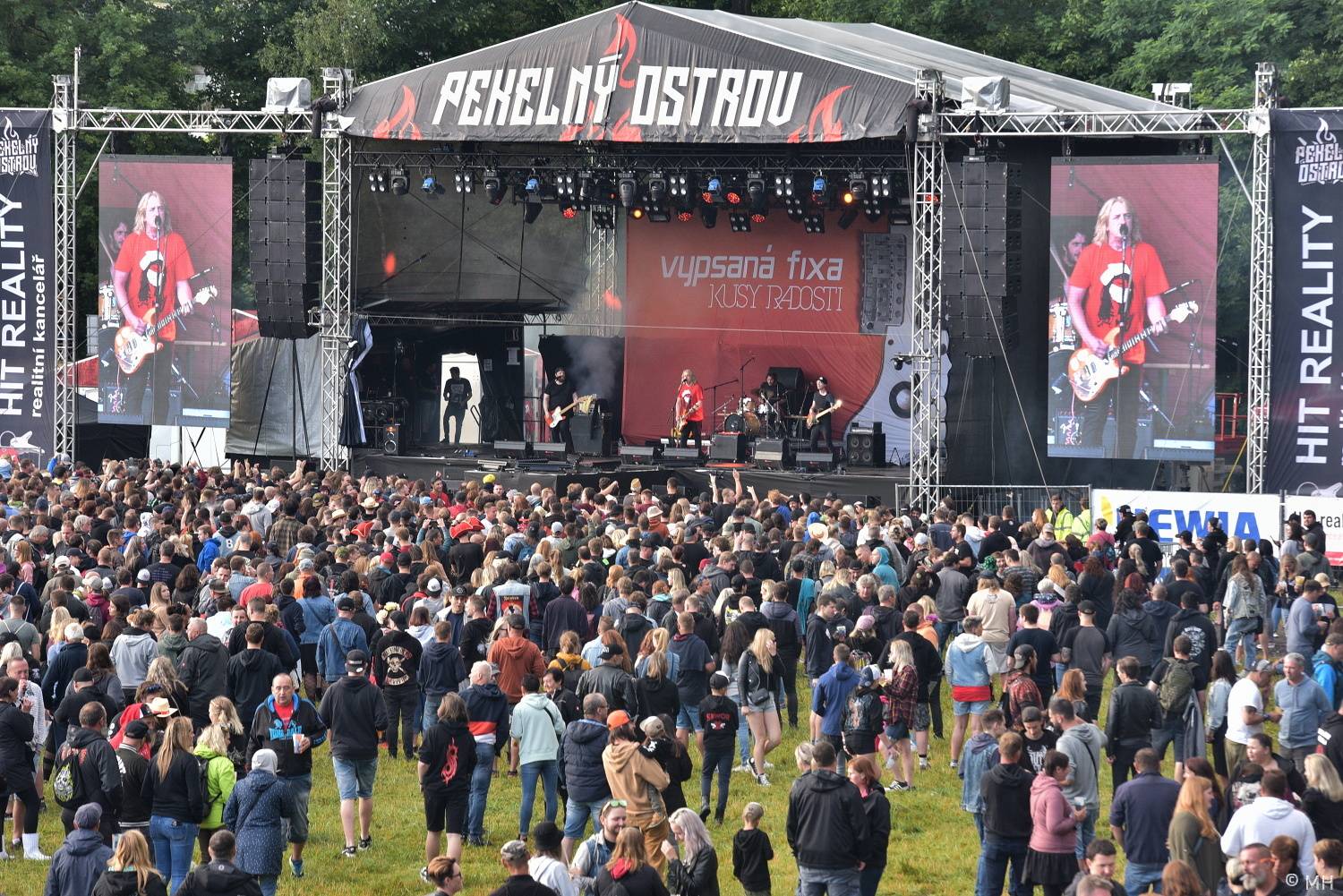 Pekelný ostrov se po dvou letech probudil do pořádného pekla. Hráli Vypsaná fiXa, Traktor i Dymytry