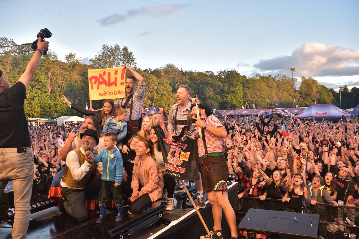 Pekelný ostrov se po dvou letech probudil do pořádného pekla. Hráli Vypsaná fiXa, Traktor i Dymytry