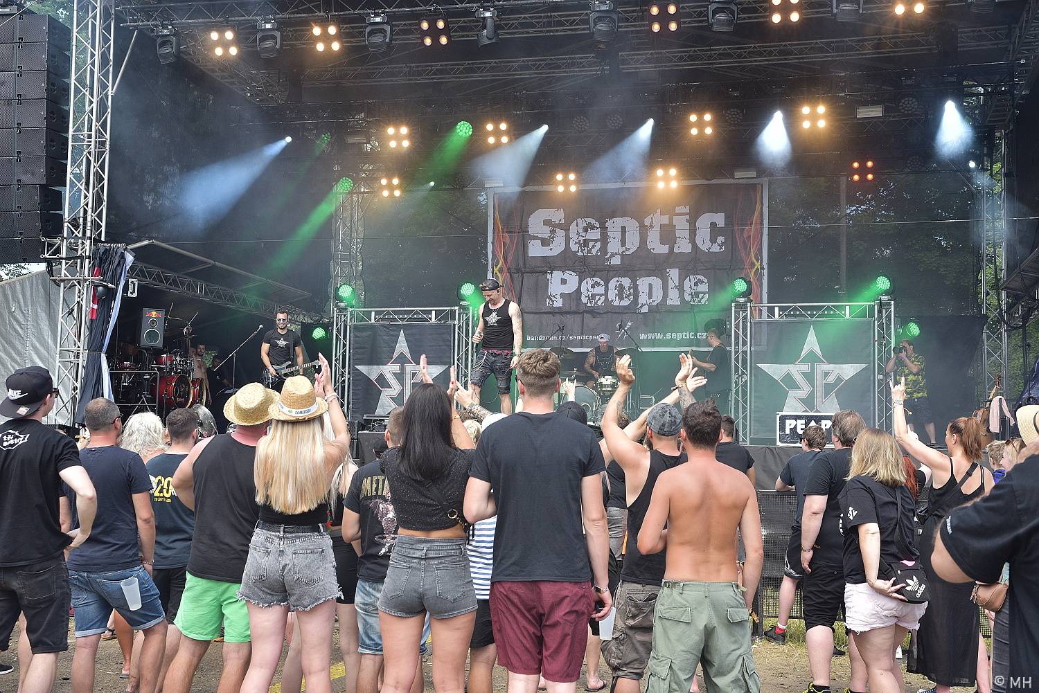 Poslední den Pekelného ostrova patřil Třem sestrám, Rybičkám 48, Harlej nebo Doze