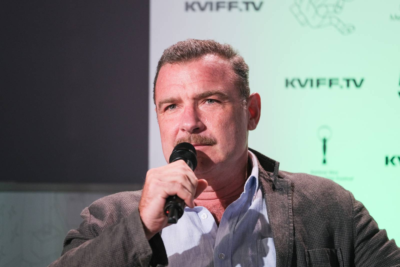 Hudba, filmy a párty dlouho do noci. Festival v Karlových Varech má za sebou třetí den