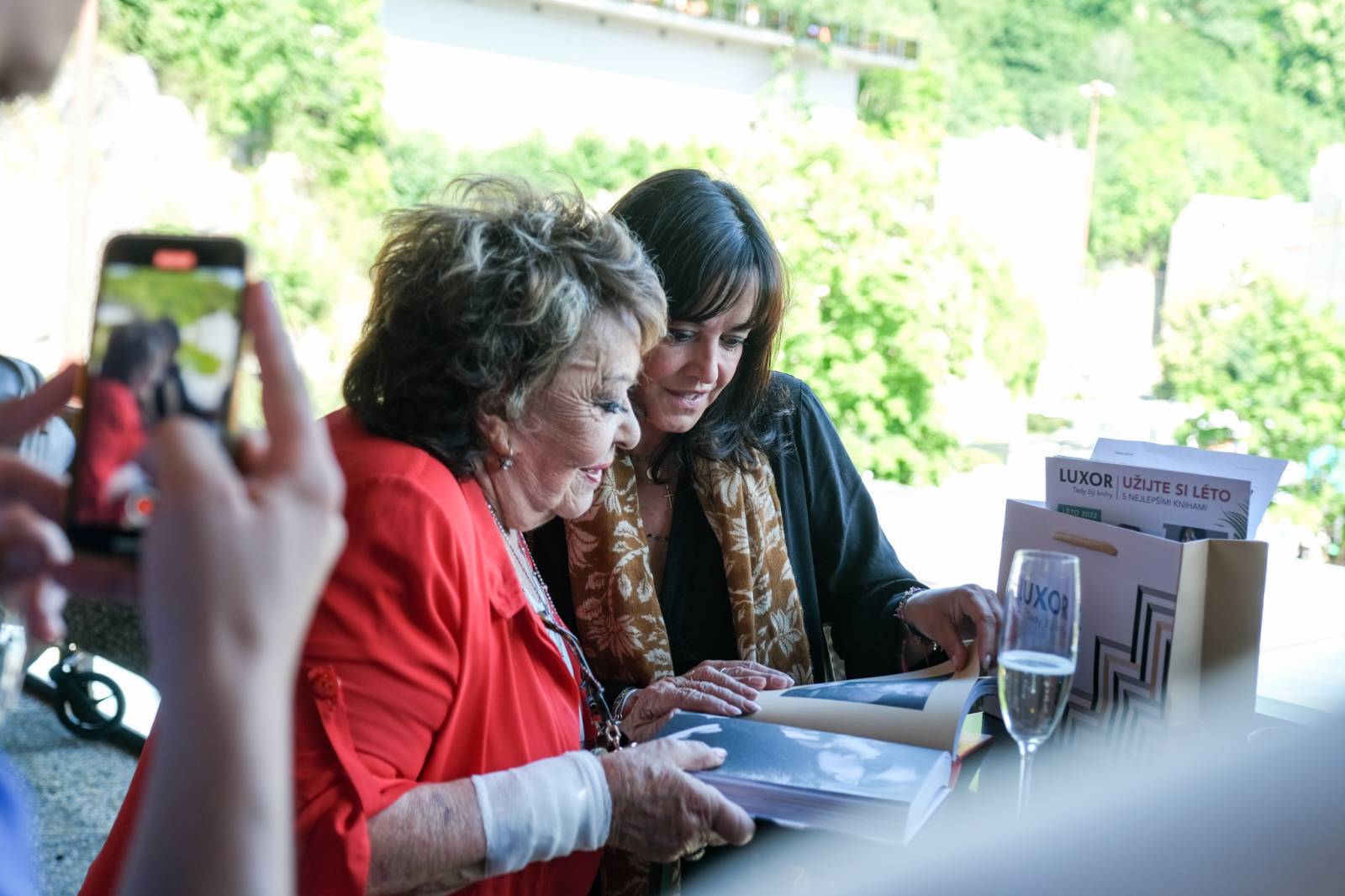 Hudba, filmy a párty dlouho do noci. Festival v Karlových Varech má za sebou třetí den