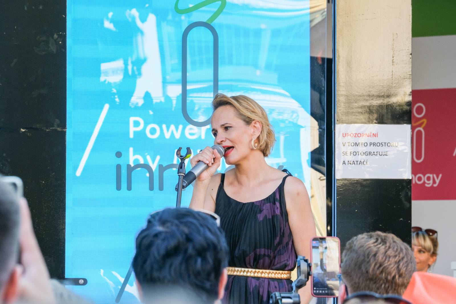 Hudba, filmy a párty dlouho do noci. Festival v Karlových Varech má za sebou třetí den