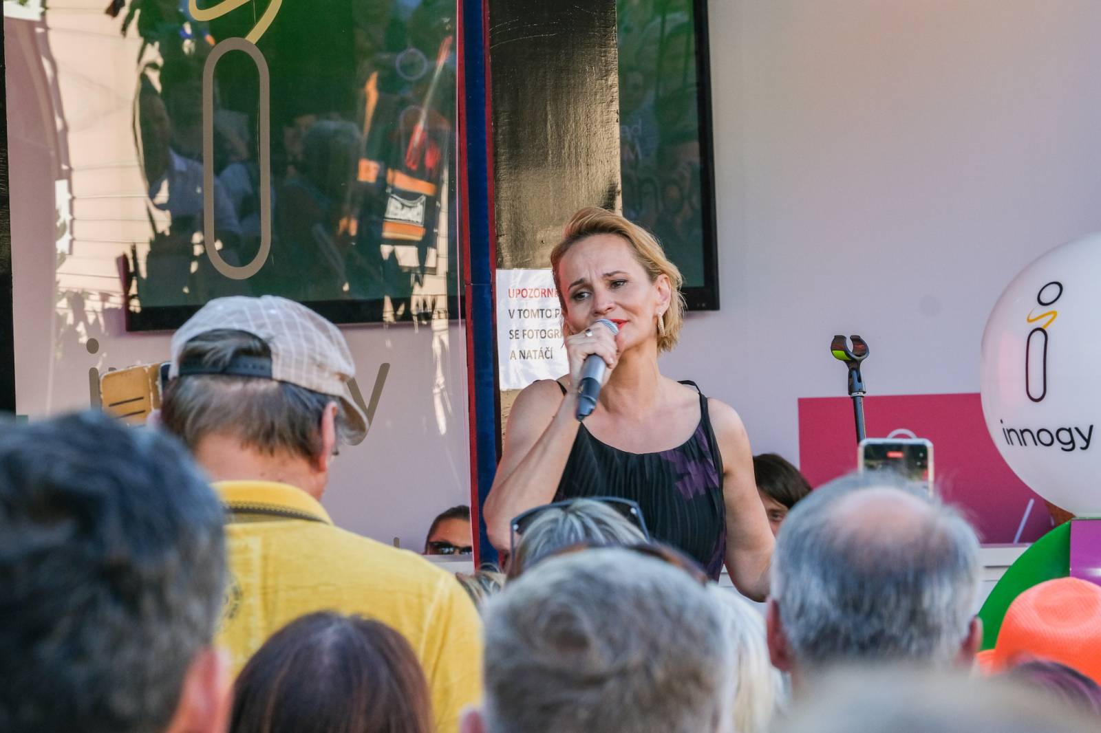 Hudba, filmy a párty dlouho do noci. Festival v Karlových Varech má za sebou třetí den