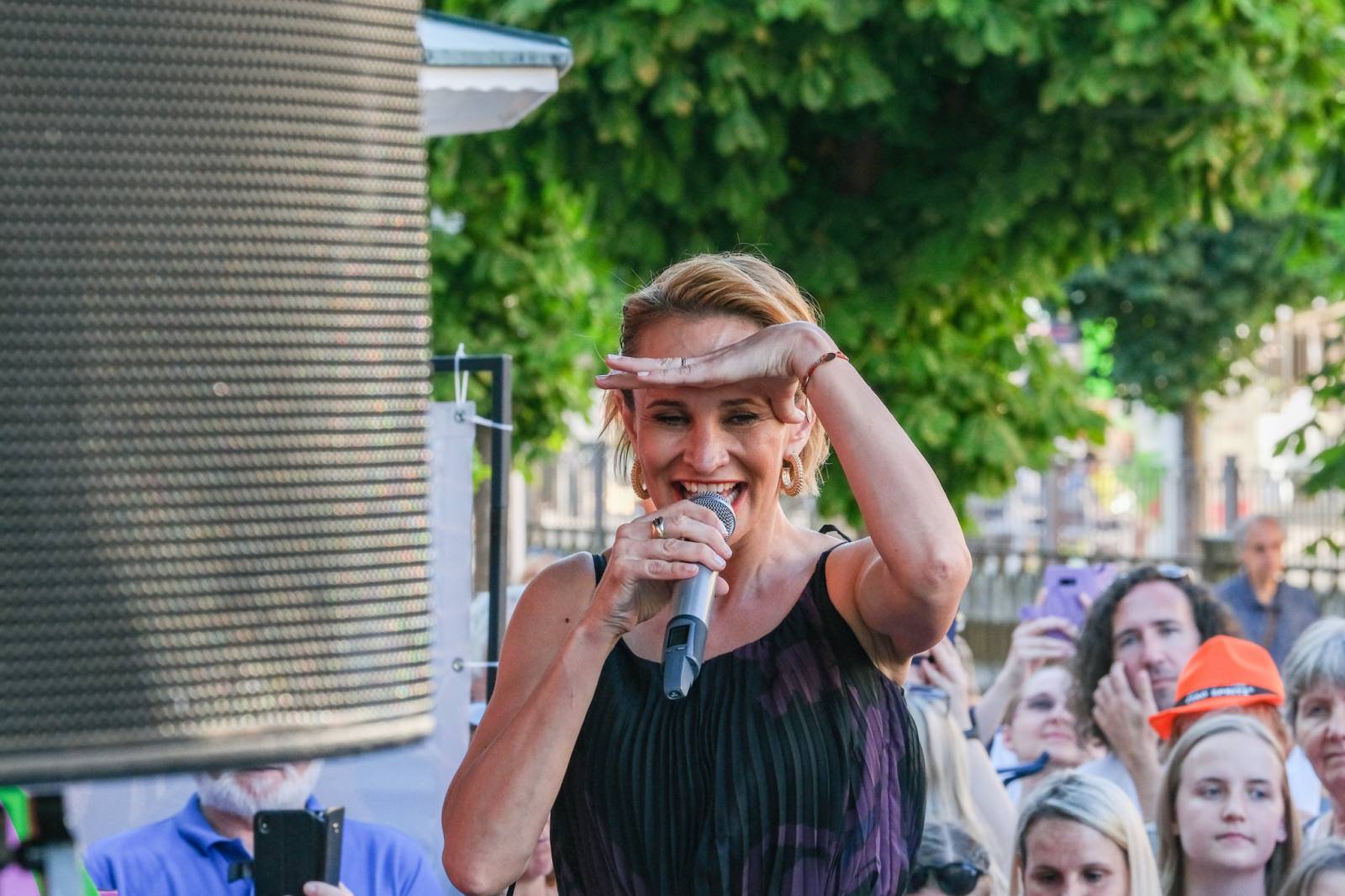 Hudba, filmy a párty dlouho do noci. Festival v Karlových Varech má za sebou třetí den