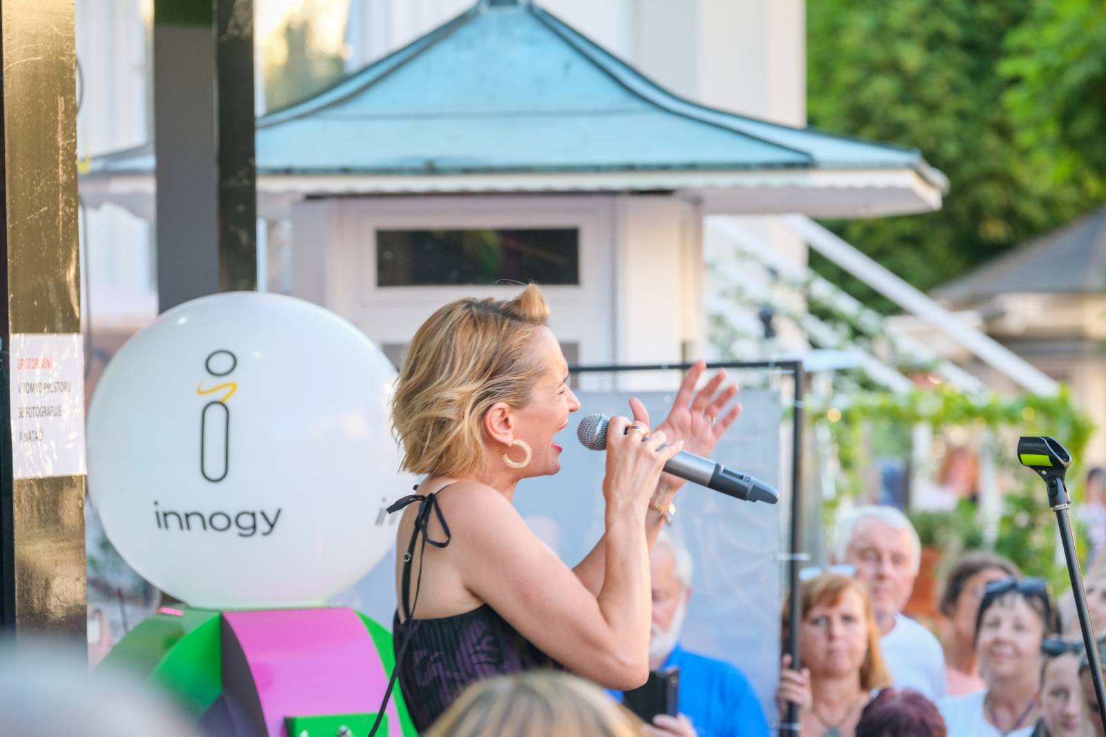 Hudba, filmy a párty dlouho do noci. Festival v Karlových Varech má za sebou třetí den