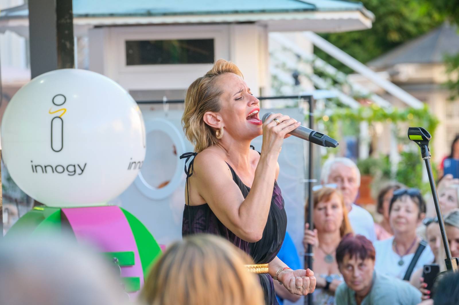 Hudba, filmy a párty dlouho do noci. Festival v Karlových Varech má za sebou třetí den