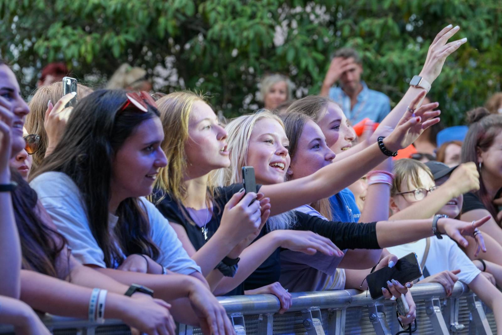 Hudba, filmy a párty dlouho do noci. Festival v Karlových Varech má za sebou třetí den