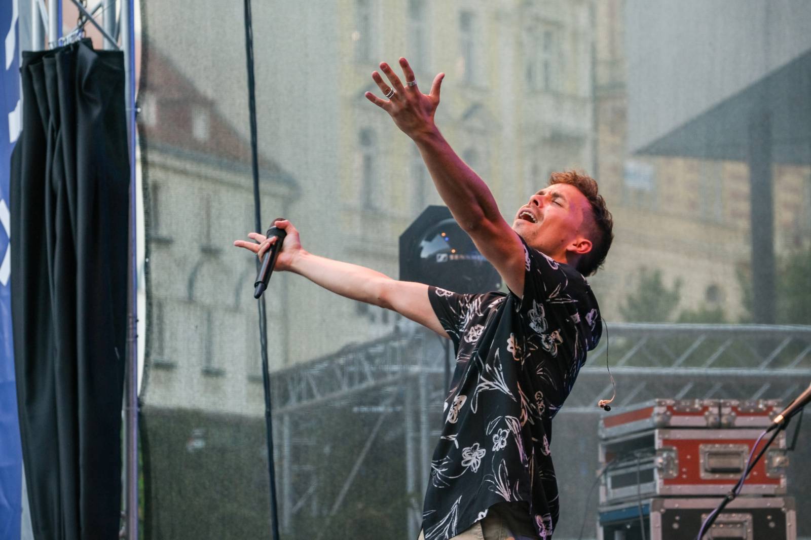 Hudba, filmy a párty dlouho do noci. Festival v Karlových Varech má za sebou třetí den