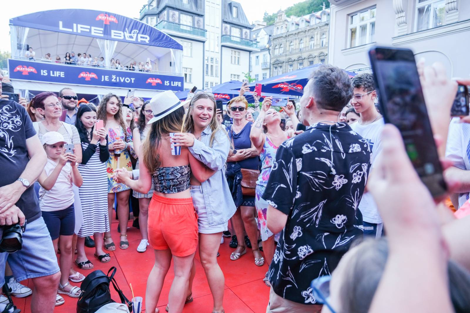 Hudba, filmy a párty dlouho do noci. Festival v Karlových Varech má za sebou třetí den