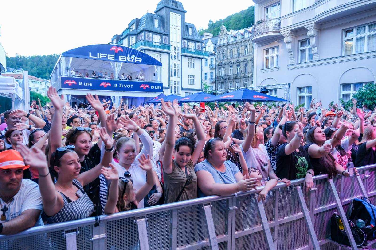Hudba, filmy a párty dlouho do noci. Festival v Karlových Varech má za sebou třetí den