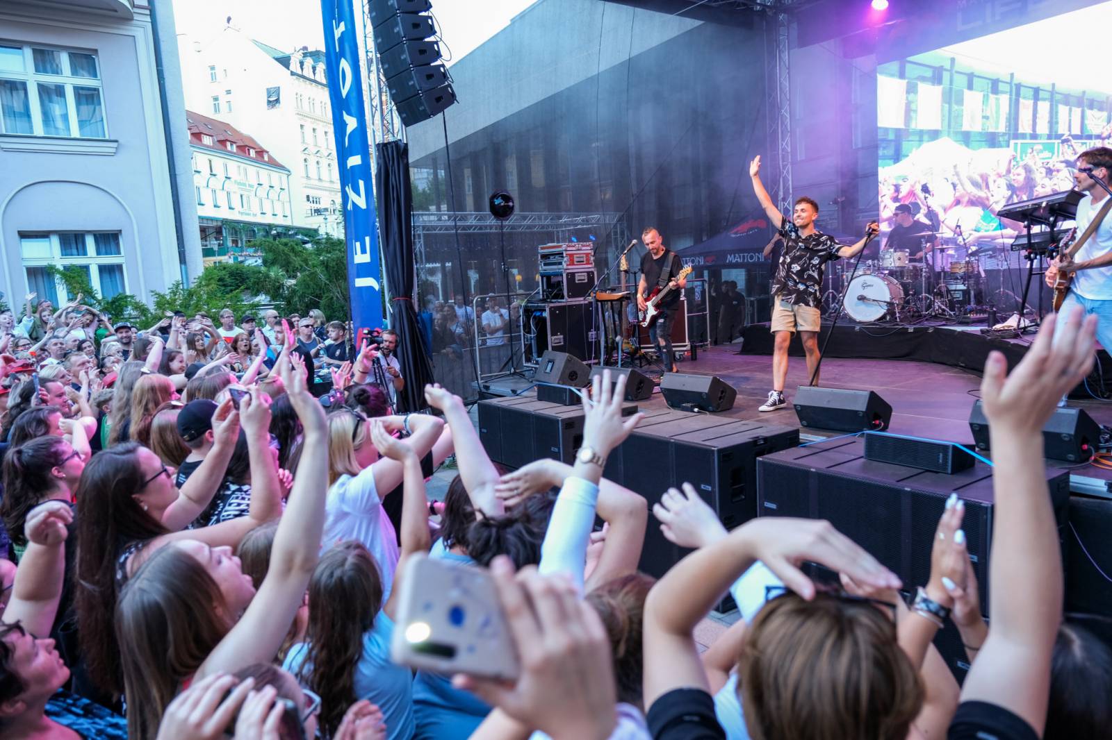 Hudba, filmy a párty dlouho do noci. Festival v Karlových Varech má za sebou třetí den