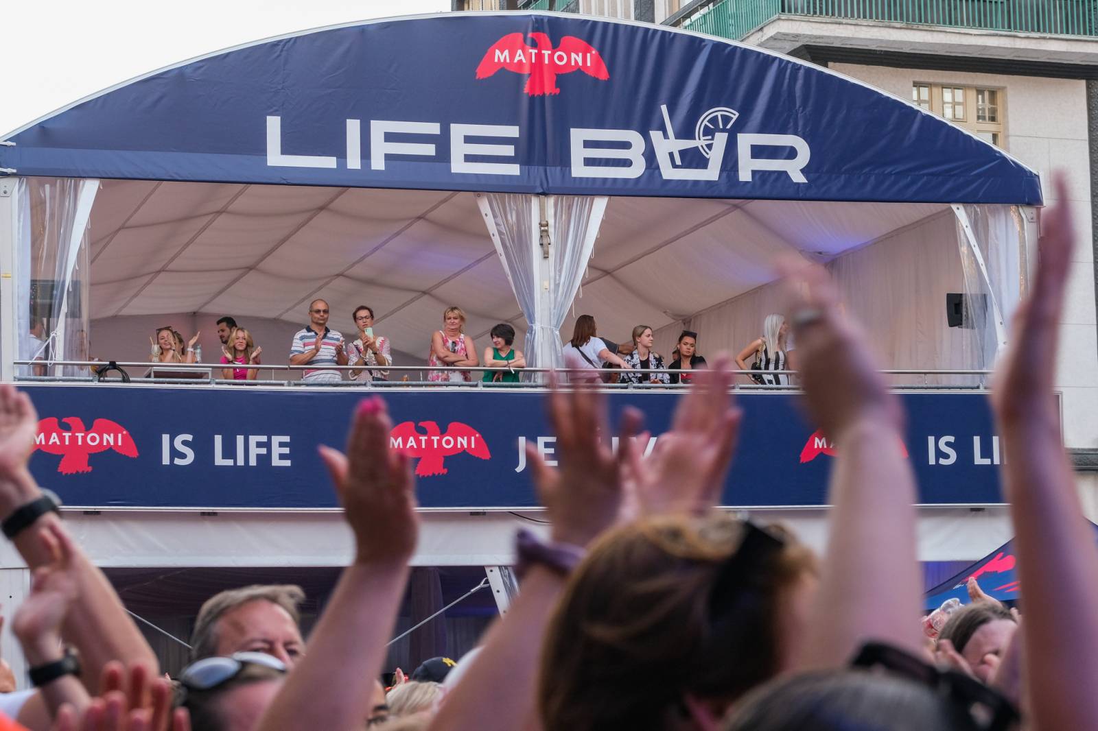 Hudba, filmy a párty dlouho do noci. Festival v Karlových Varech má za sebou třetí den