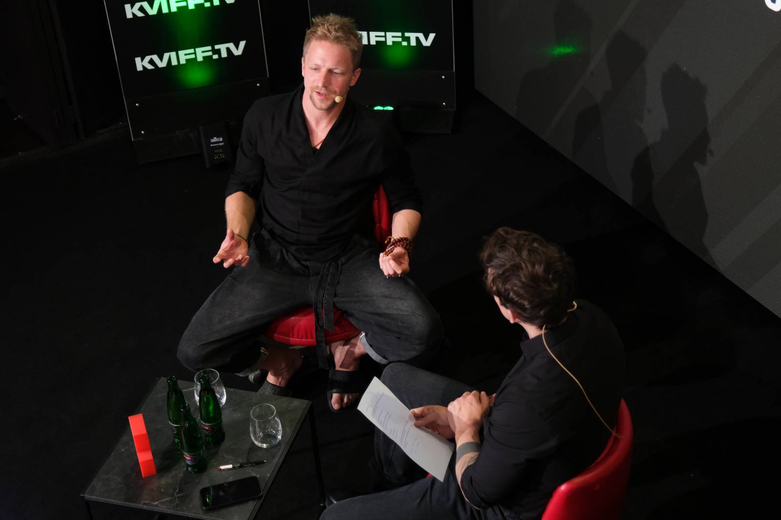 Čtvrtý den patřil v Karlových Varech Tomáši Klusovi a Thomu Artwayovi, Jiří Macháček představil film Planeta Praha