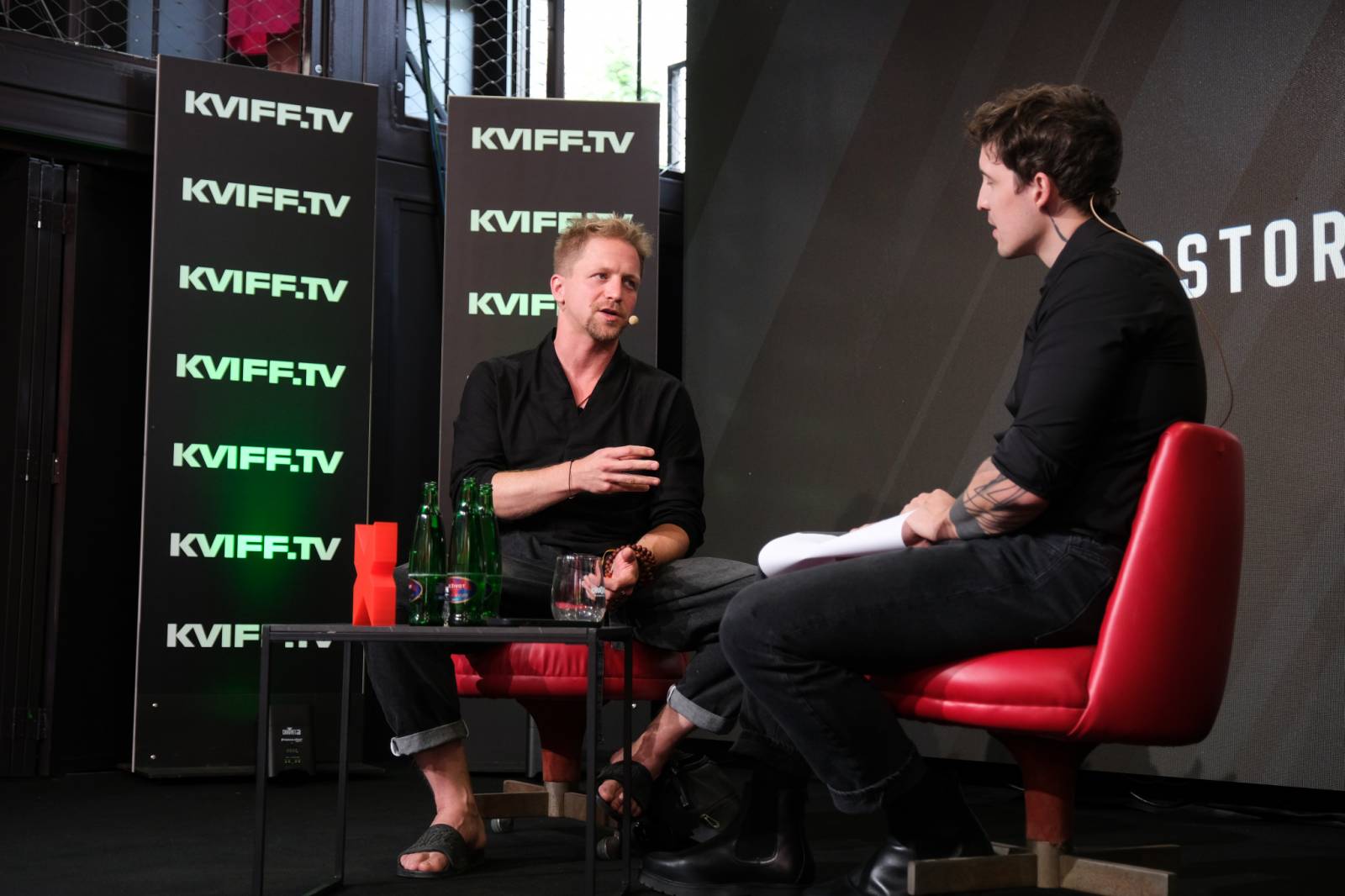 Čtvrtý den patřil v Karlových Varech Tomáši Klusovi a Thomu Artwayovi, Jiří Macháček představil film Planeta Praha