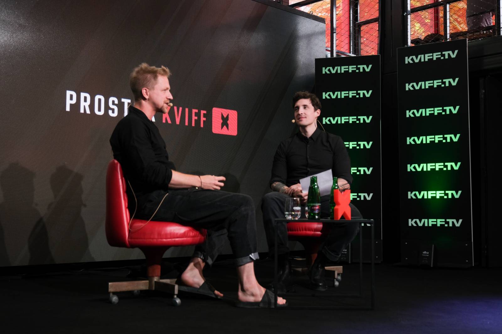 Čtvrtý den patřil v Karlových Varech Tomáši Klusovi a Thomu Artwayovi, Jiří Macháček představil film Planeta Praha