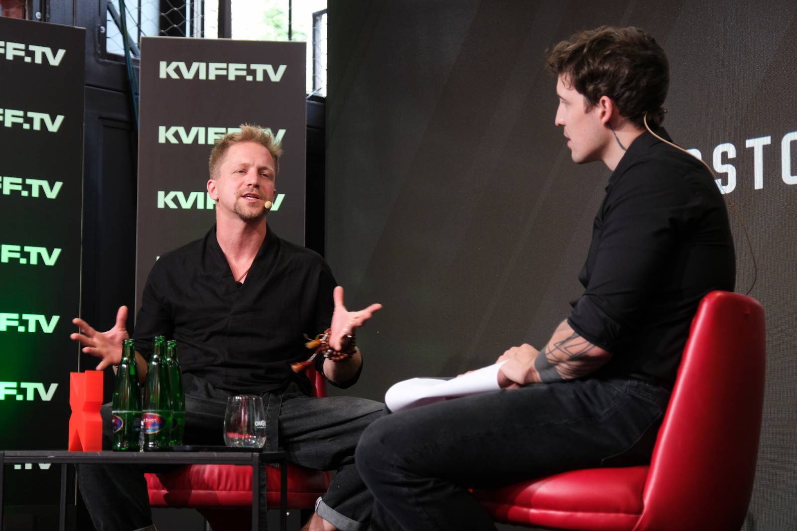 Čtvrtý den patřil v Karlových Varech Tomáši Klusovi a Thomu Artwayovi, Jiří Macháček představil film Planeta Praha