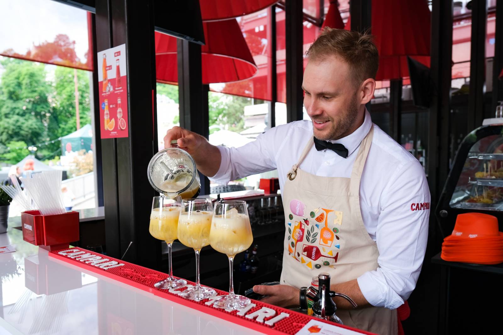 Čtvrtý den patřil v Karlových Varech Tomáši Klusovi a Thomu Artwayovi, Jiří Macháček představil film Planeta Praha