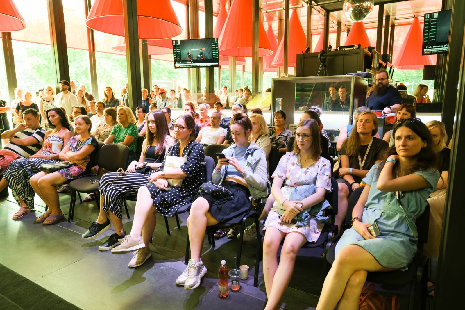 Čtvrtý den patřil v Karlových Varech Tomáši Klusovi a Thomu Artwayovi, Jiří Macháček představil film Planeta Praha