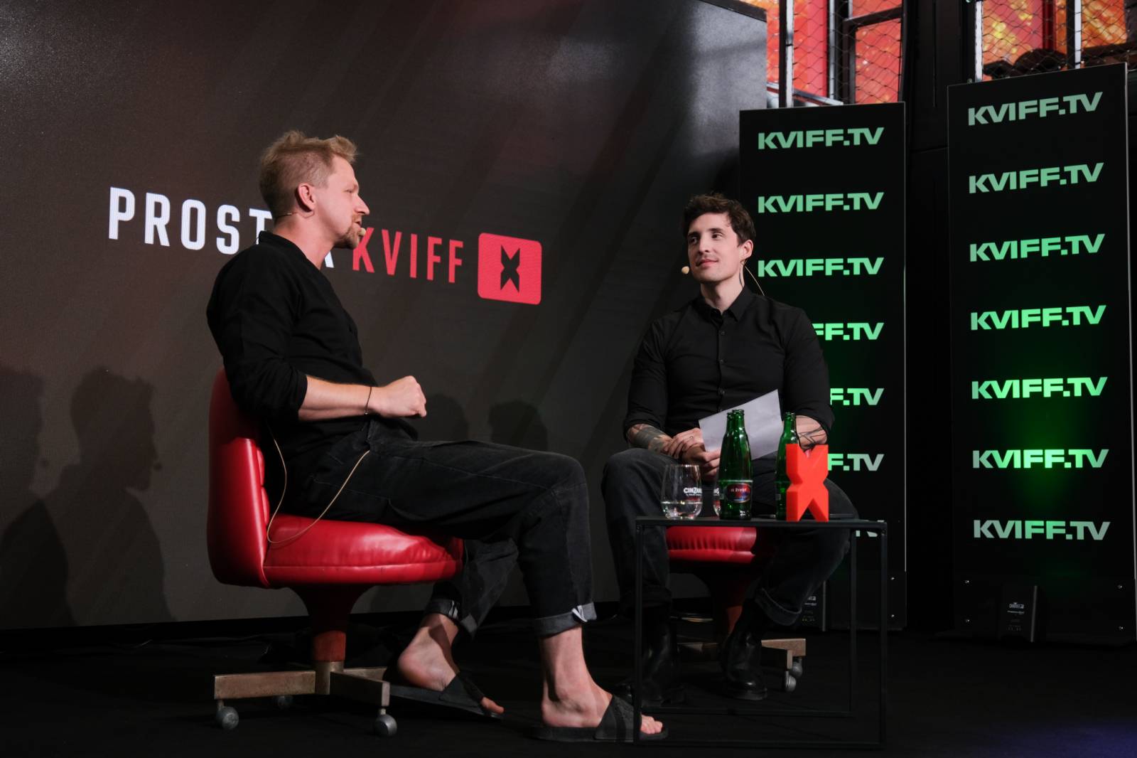 Čtvrtý den patřil v Karlových Varech Tomáši Klusovi a Thomu Artwayovi, Jiří Macháček představil film Planeta Praha