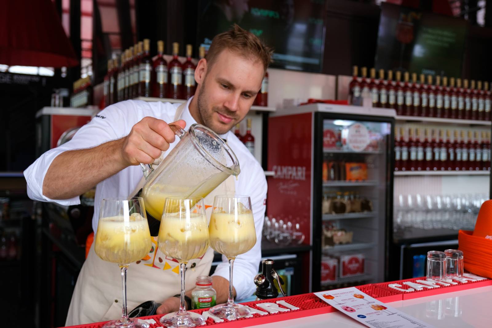 Čtvrtý den patřil v Karlových Varech Tomáši Klusovi a Thomu Artwayovi, Jiří Macháček představil film Planeta Praha
