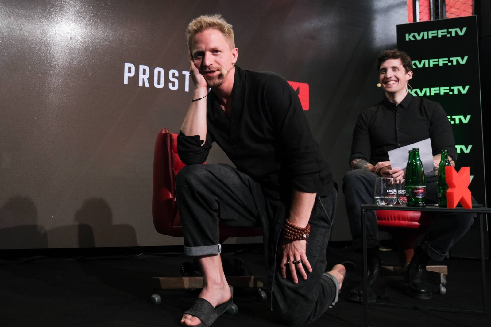 Čtvrtý den patřil v Karlových Varech Tomáši Klusovi a Thomu Artwayovi, Jiří Macháček představil film Planeta Praha